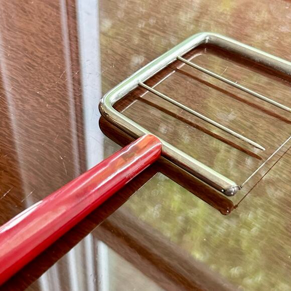 Vintage Red Swirled Bakelite Cheese Cutter, Cake Cutter Slicer Mid-Century - Picture 4 of 9